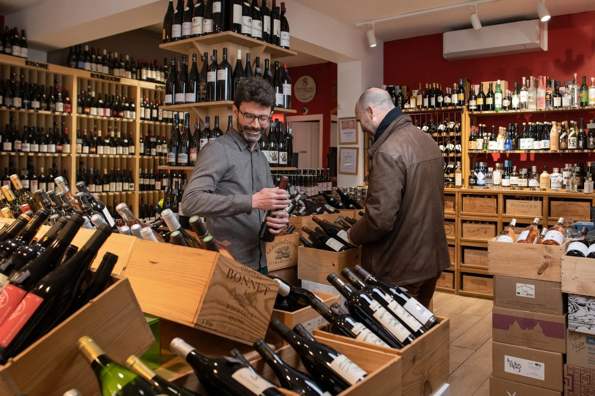 L'intérieur de la cave, Aurélien avec un client