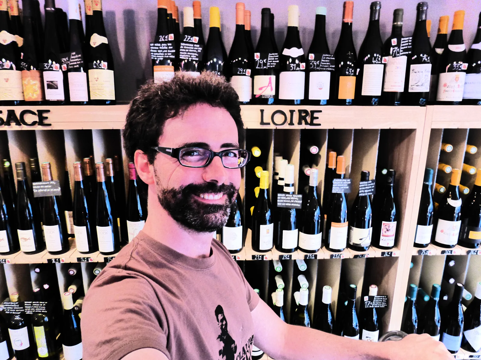 Aurélien, caviste à Lille, dans sa cave